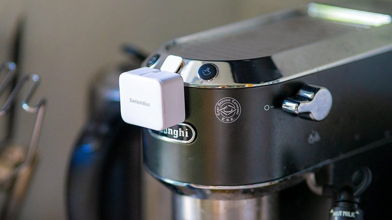 Der Switchbot Bot an einer Kaffeemaschine.