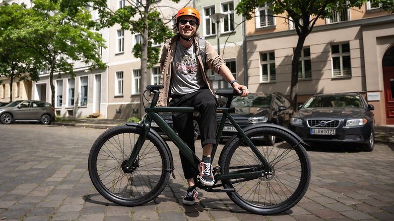 Redakteur Ben und das VanMoof S4.