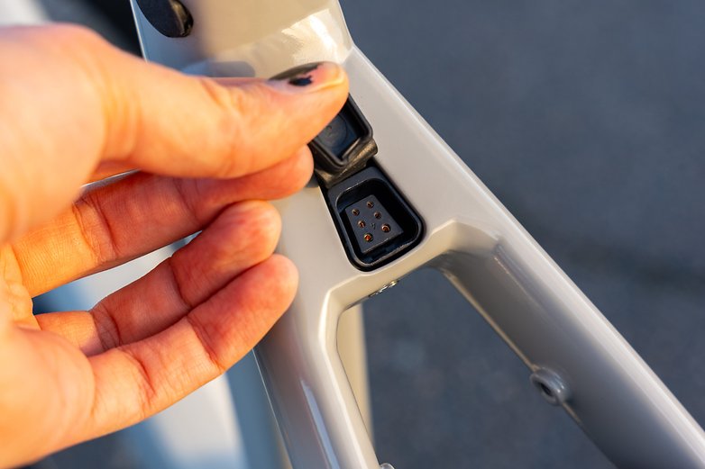 VanMoof S5 charging port