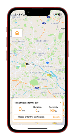 Ein Smartphone zeigt eine Karte von Berlin mit einem Kilometerstand von 0 km und 100 % Strom.