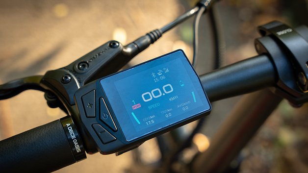 Anzeige mit Geschwindigkeit von 0,0 km/h und Batterieanzeige am Fahrradlenker.