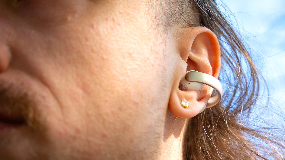 Gros plan sur une personne portant un écouteur Anker Soundcore Aeroclip dans l'oreille.