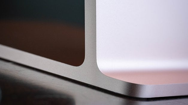 Imagem do canto de um iMac M4 prateado da Apple, destacando seu design elegante.