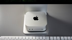 Un Apple Mac Mini M4 Pro argenté sur un support, avec un clavier au premier plan.