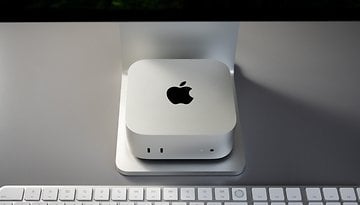 Ein silberner Apple Mac Mini M4 Pro auf einem Ständer, mit einer Tastatur im Vordergrund.