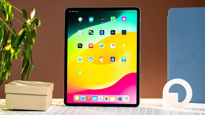 Foto do iPad Air 2024 em pé sobre uma mesa.