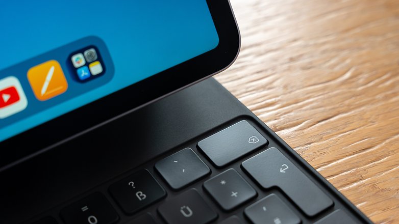 Foto do iPad Air 2024 conectado a um Magic Keyboard.