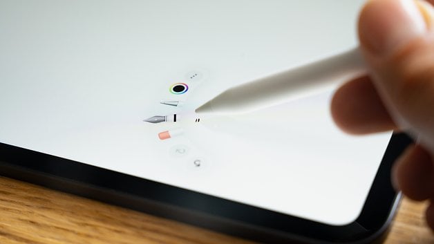 Foto do Apple Pencil Pro sendo usado no iPad Pro de 2024.