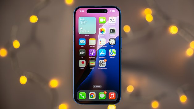 Un iPhone 16 affiche l’écran d’accueil avec diverses applications et un widget météo