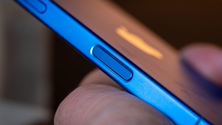 Nahaufnahme eines blauen iPhone 16 von der Seite mit einer Lautstärketaste.