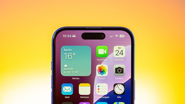 Un gros plan sur un iPhone 16 affichant un widget météo pour Berlin