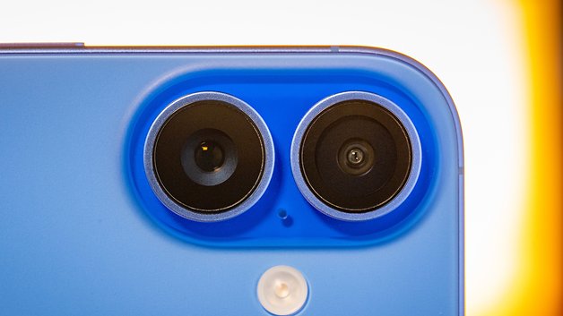 Un gros plan du double module photo de l'iPhone 16 en bleu