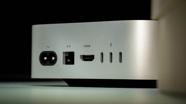 Nahaufnahme der Anschlüsse auf der Rückseite eines Apple Mac Mini M4 (2024), einschließlich HDMI- und Stromanschlüssen.