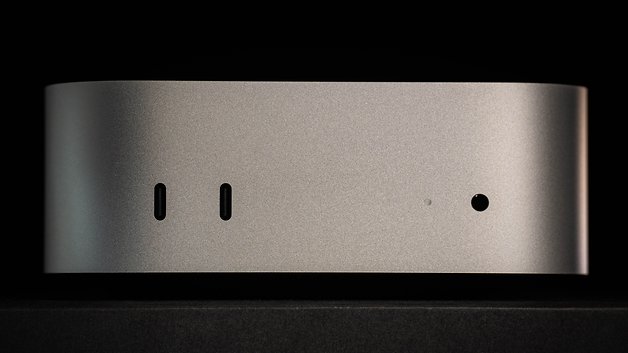 Mac Mini M4 2024: dispositivo retangular prateado com portas na frente.