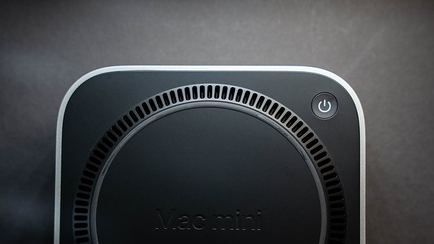 Mac Mini M4 2024 visto de cima com um botão de energia e design de ventilação.