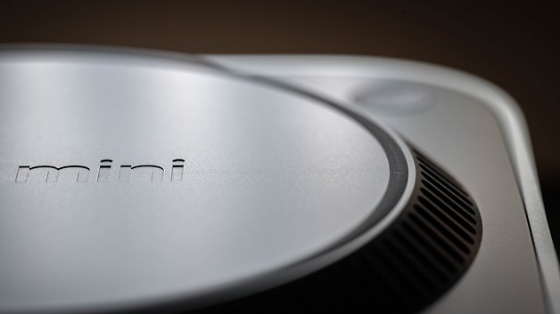 Nahaufnahme des Apple Mac Mini M4 2024 mit dem eingravierten Wort 'mini'.