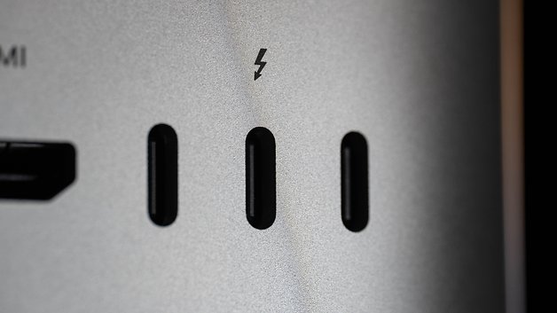 Close-up of the ports of an Apple Mac Mini M4 (2024) with Thunderbolt and HDMI connections.