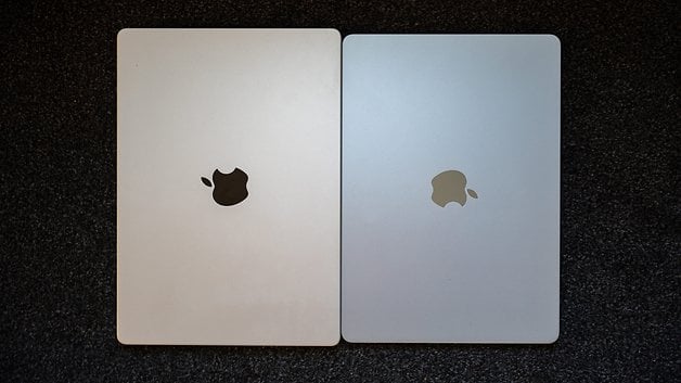 Dois laptops Apple MacBook Air lado a lado, um com logo preto e o outro com logo dourado.