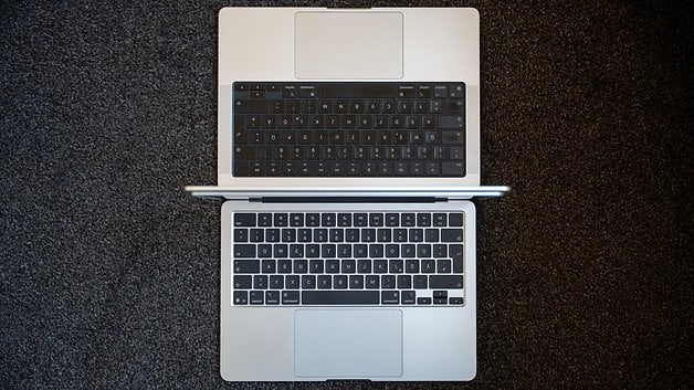 Dois laptops Apple MacBook Air empilhados, mostrando seus teclados.