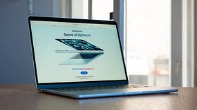 Un MacBook Air affichant 'Vitesse de légèreté' et 'Construit pour l'intelligence Apple' à l'écran.