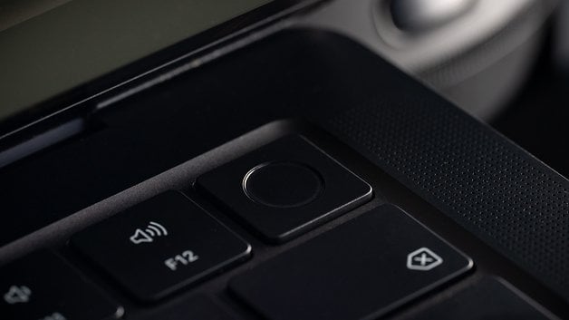 Nahaufnahme einer Apple MacBook Pro M4-Tastatur, die die F12- und die Einschalttaste zeigt.