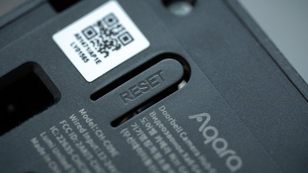 Nahaufnahme des Aqara-Türklingelkamerahubs G410 mit dem RESET-Knopf und QR-Code.