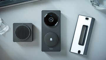 Aqara G410-Türklingel Kamera-Hub mit Lautsprecher und Montageplatte auf einer hellen Oberfläche.