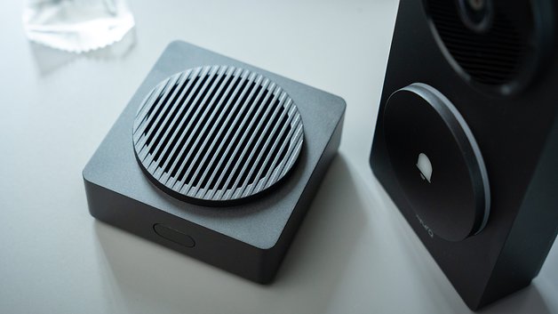 Nahaufnahme des Aqara-Türklingelsensors G410, mit einem runden Lautsprecher mit Rillen und schwarzem Design.