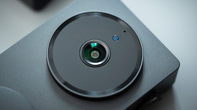 Nahaufnahme des Aqara-Türgong-Kamerahubs G410 mit einem runden Objektiv und einer kleinen Anzeigeleuchte.