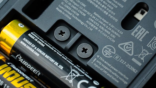 Nahaufnahme von Batterien und technischen Spezifikationen für die Aqara Türklingel Kamera Hub G410.