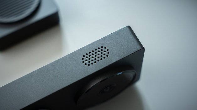 Nahaufnahme des Aqara-Türkamerahubs G410, der seinen Lautsprecher und Designmerkmale zeigt.
