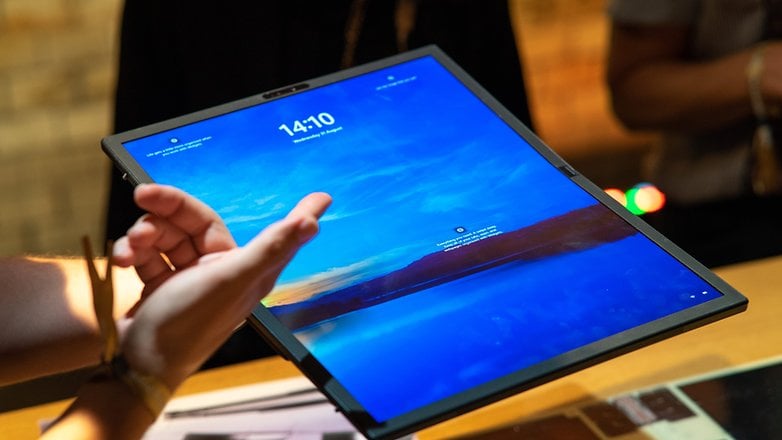 Zenbook 17 Fold OLED aufgeklappt.