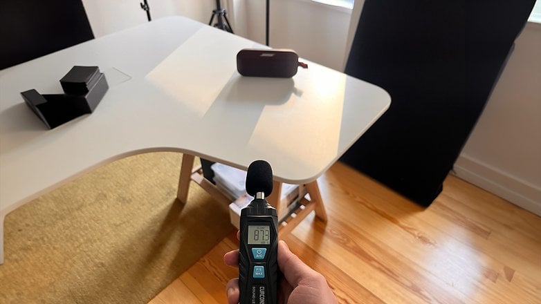 La Bose Soundlink Flex posée sur une table avec un micro de mesure entre les mains de Ben
