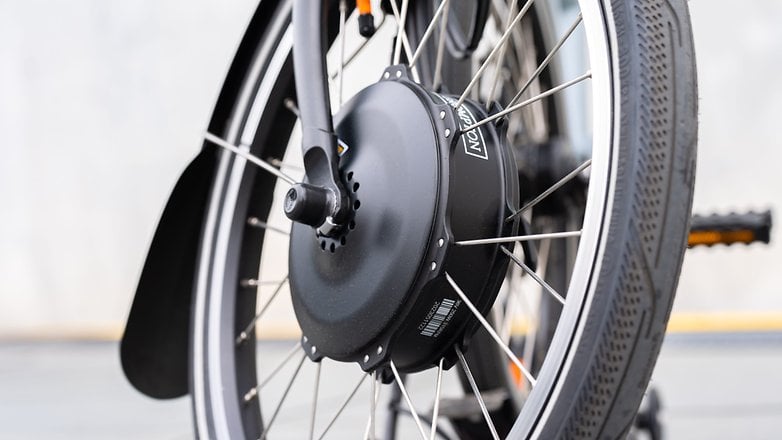 The front wheel holds the motor with an output power of 250 W.