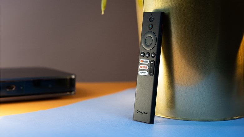Despite the small size, the Dangbei Atom's remote control is highly functional.
