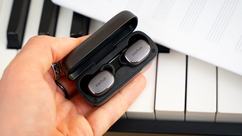 Les écouteurs sans-fil EarFun Free Pro 3 rangés dans leur boîtier de recharge