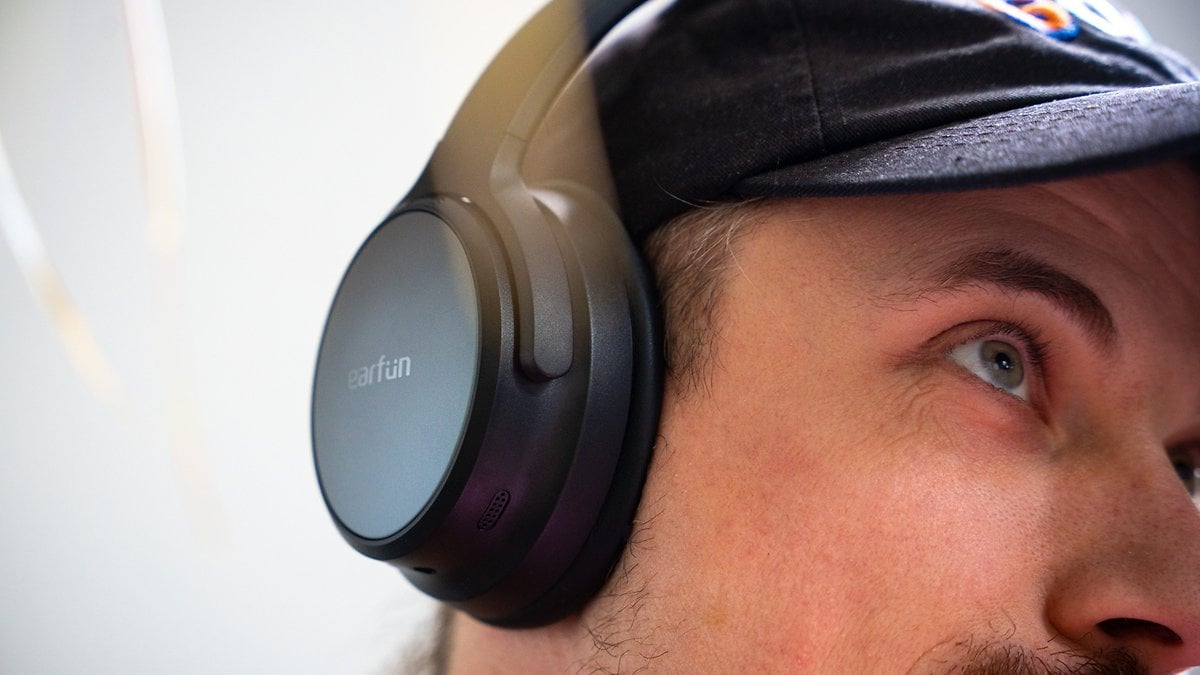Gros plan sur une personne portant des écouteurs EarFun Tune Pro.