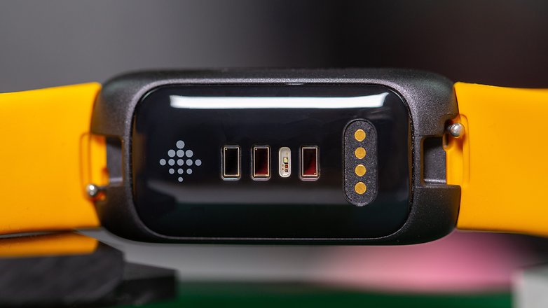 Die Sensoren des Fitbit Inspire 3.