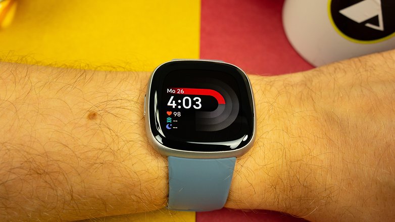 Test de la Fitbit Versa 4: Pas une smartwatch digne de ce nom