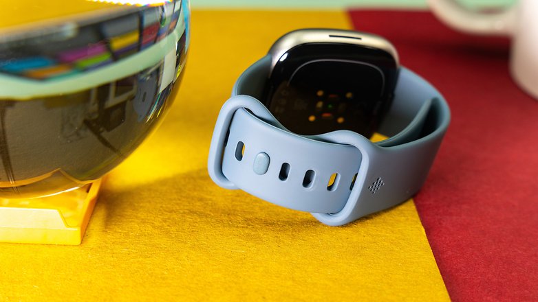 Fitbit Versa 4 Schließmechanismus.