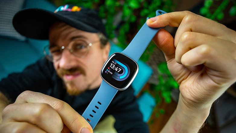 Ben, der die Fitbit Versa 4 in der Hand hält.