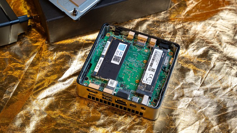 Un aperçu des emplacements de RAM et de SSD à l'intérieur du Geekom Mini Air 12 démonté