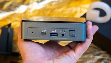 Un aperçu de la face avant du Geekom Mini Air 12 avec son port USB-C