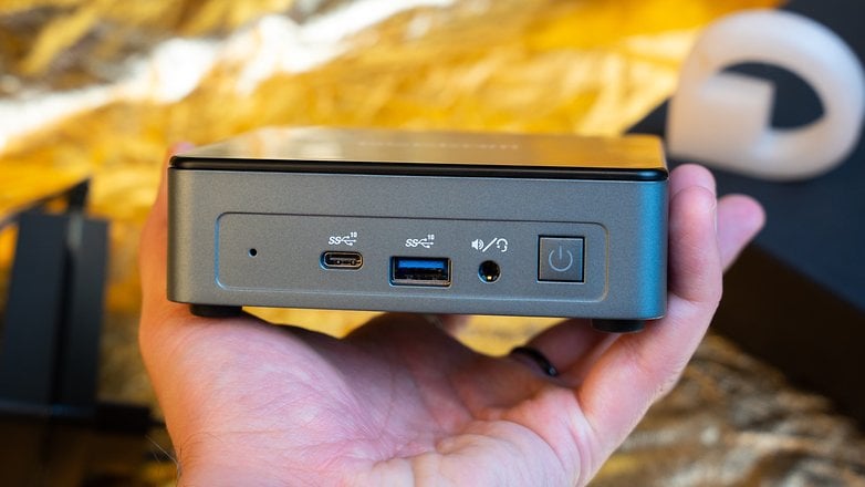 Un aperçu de la face avant du Geekom Mini Air 12 avec son port USB-C