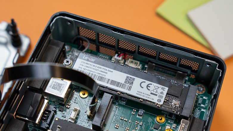 Un aperçu de la batrette de RAM DDR4 à l'intérieur du Geekom Mini IT 13