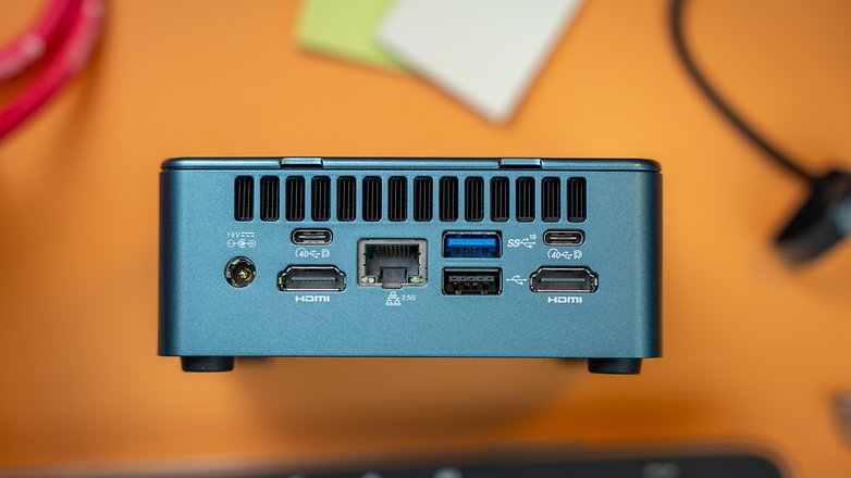 La face arrière du Geekom Mini IT 13 avec toutes les connectiques