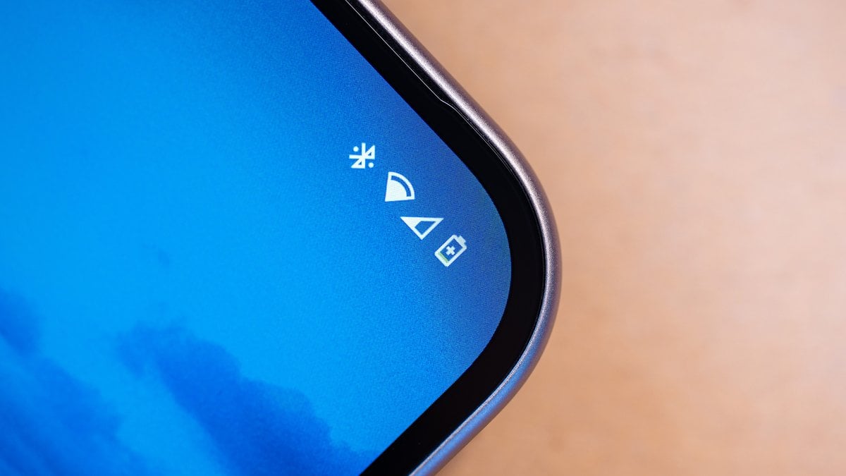 Gros plan de l'écran d'un téléphone Google Pixel 9 affichant des icônes d'état.