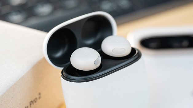 Google Pixel Buds Pro 2 in ihrem Ladeetui vor einem hellen Hintergrund.