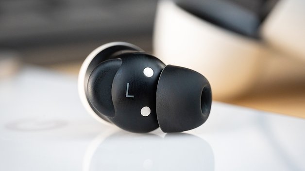 Gros plan d'une oreillette noire Google Pixel Buds Pro 2 avec la lettre 'L' et deux points blancs.