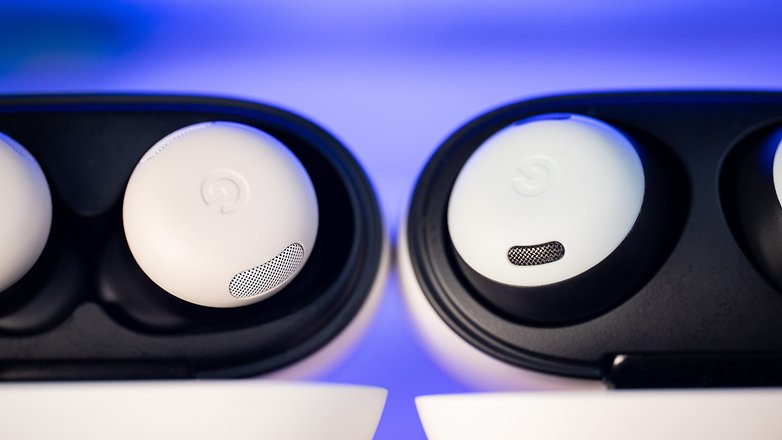 Gros plan sur les écouteurs Google Pixel Buds Pro 2 dans un étui de chargement.